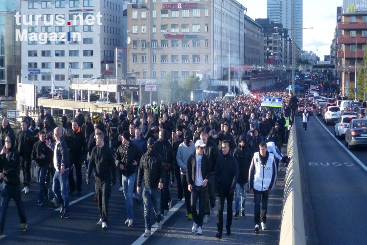 Marsch der Fans von AIK Solna zum Derby