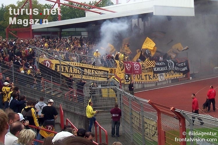 Fans von Dynamo Dresden bei Rot-Weiß Oberhausen