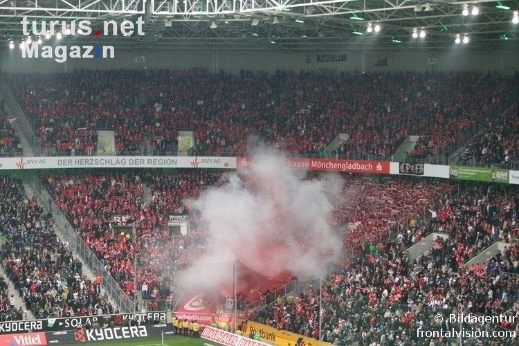 Ultras & Fans des 1. FC Köln zündeln bei Borussia Mönchengladbach