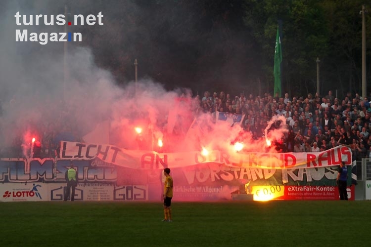 Ultras des SV Babelsberg 03 zünden Pyrotechnik im Karli