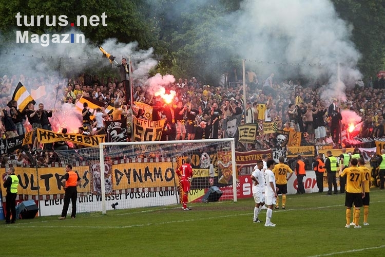 Ultras und Fans von Dynamo Dresden zünden Pyrotechnik beim SV Babelsberg 03