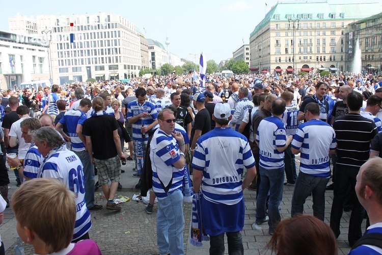 Fans des MSV Dusiburg in Berlin (DFB-Pokal 2011)