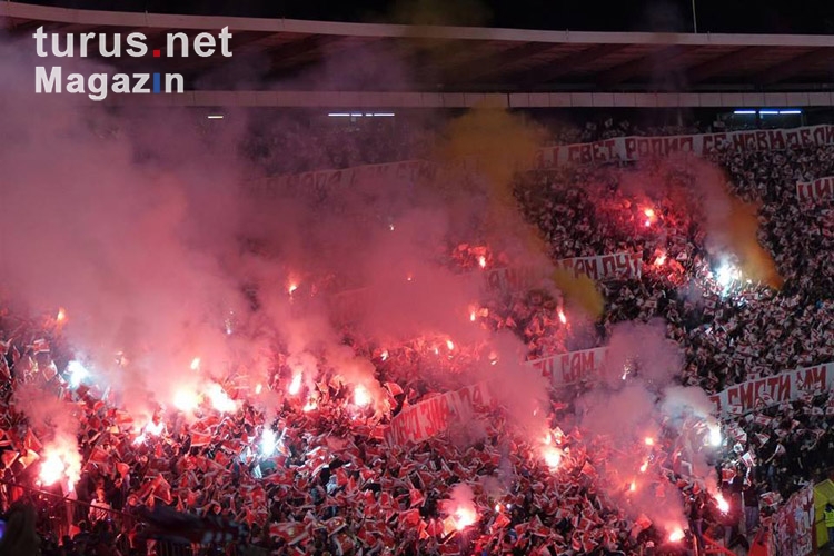 Pyroshow in der Kurve des FK Roter Stern beim Derby