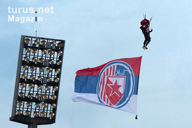 Fahne des FK Crvena Zvezda kommt per Fallschirm