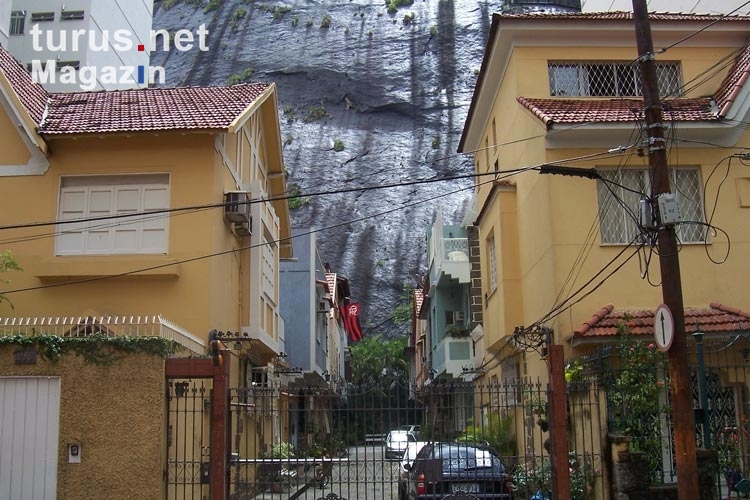 Wohngebäude am Berghang im Stadtteil Copacabana in Rio de Janeiro