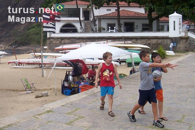 Kinder an einem Strand in Rio de Janeiro