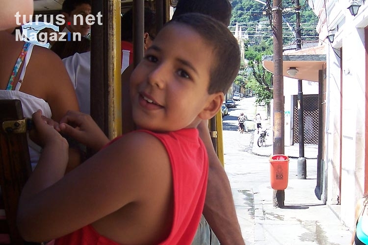 Brasilianischer Junge in der Bonde von Lapa nach Santa Teresa in Rio