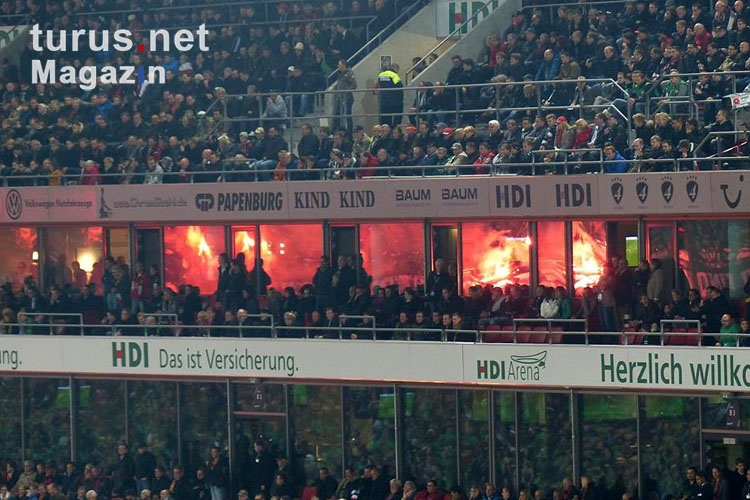 Pyrotechnik spiegelt sich in den Logen bei Hannover 96