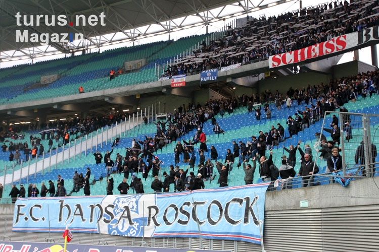 Fans des FC Hansa Rostock füllen den Block