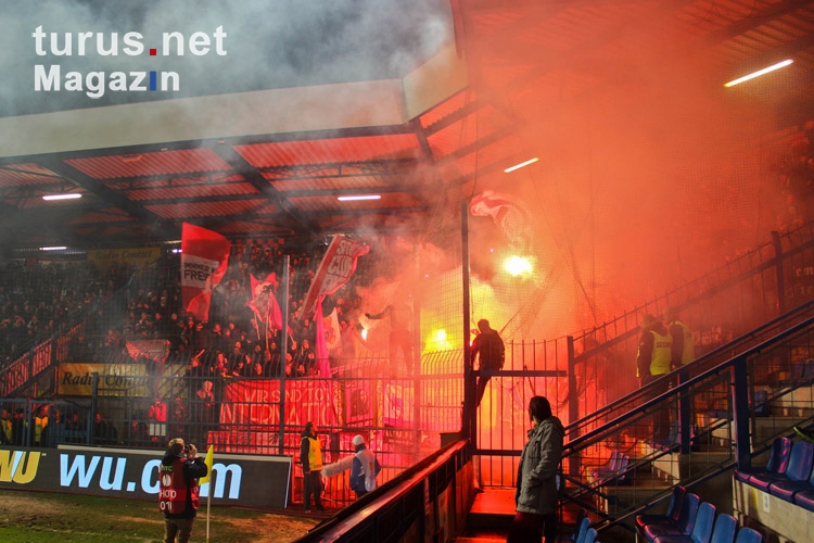 Fans des SC Freiburg zünden Pyrotechnik in Liberec