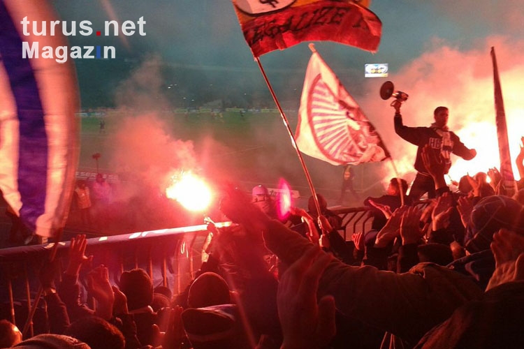 Hertha BSC Fans zünden Pyrotechnik in Braunschweig