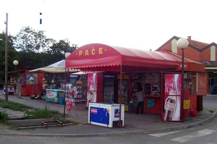 Eine Snackpause an einem kleinen Laden / Kiosk in der serbischen Vojvodina