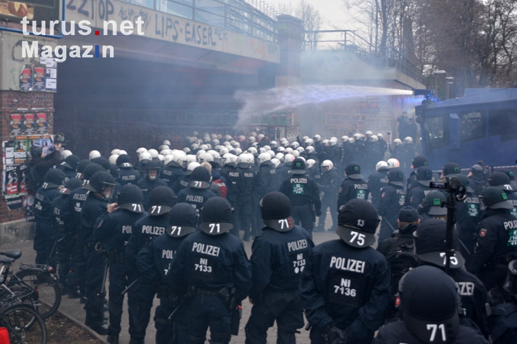 Polizei bricht Rote Flora Demo in Hamburg ab