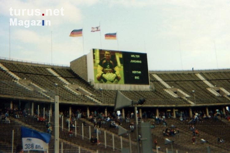 Walter Jungshans von Hertha BSC, 1993, Anzeigetafel im Berliner Olympiastadion