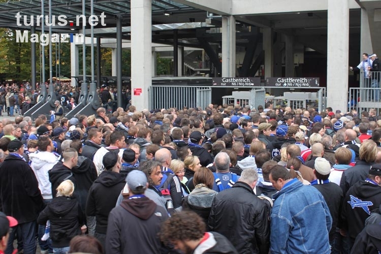 Fans des Hamburger SV vor dem Gästeblock in Köln