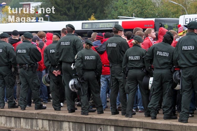 Fans und Ultras des 1. FC Köln in Polizeibegleitung