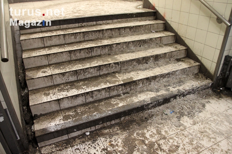 rutschige Treppe eines Berliner S-Bahnhofs