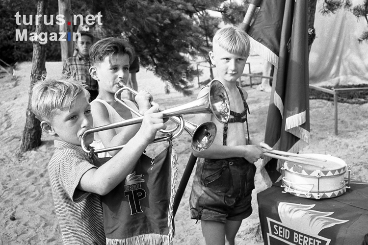 Junge Pioniere mit Trompete und Trommel