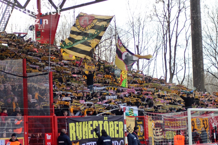 Schalparade der Dynamo Dresden Fans