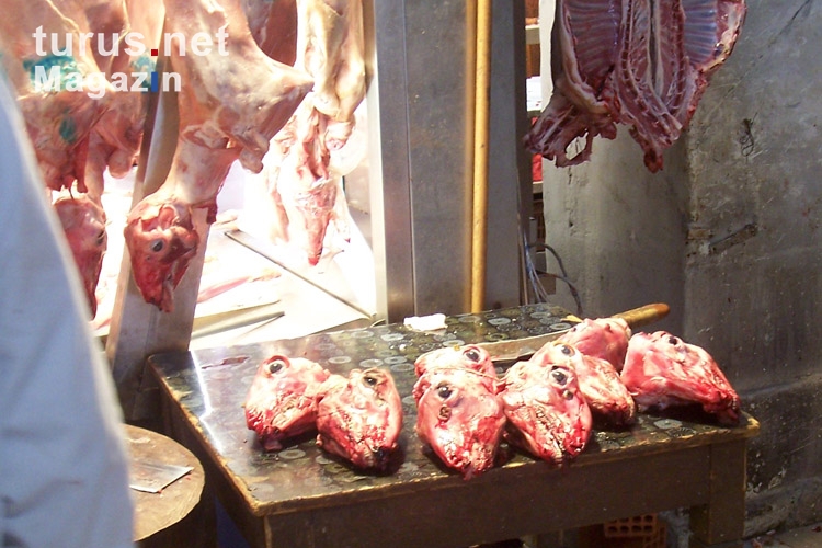 Fleischstand in einer Markthalle