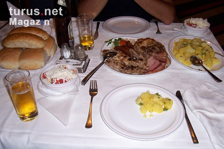 serbische Grillplatte in einem Restaurant