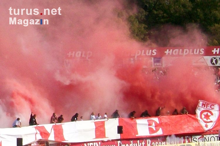 Mächtig Rauch bei den Ultras des Halleschen FC im Kurt-Wabbel-Stadion