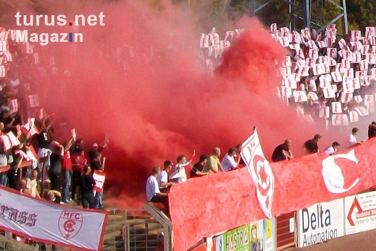 Mächtig Rauch bei den Ultras des Halleschen FC im Kurt-Wabbel-Stadion