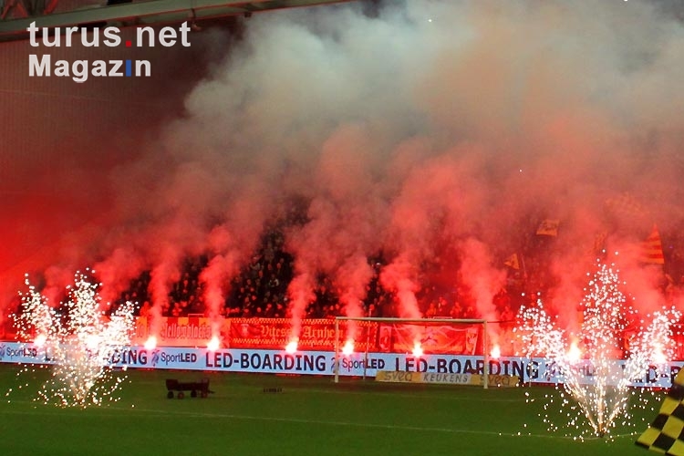 Pyrotechnik beim Spiel Vitesse Arnhem - Feyenoord Rotterdam im GelreDome