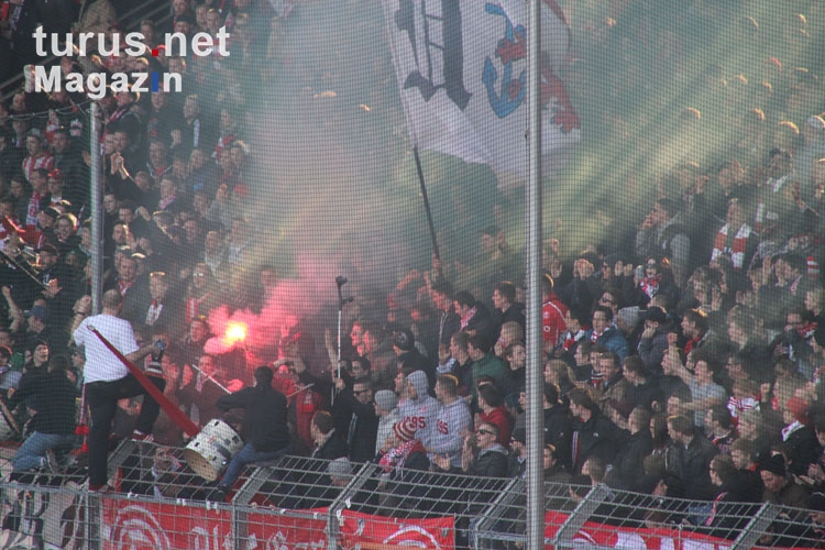 Düsseldorf Fans Bengalos und Rauchbomben