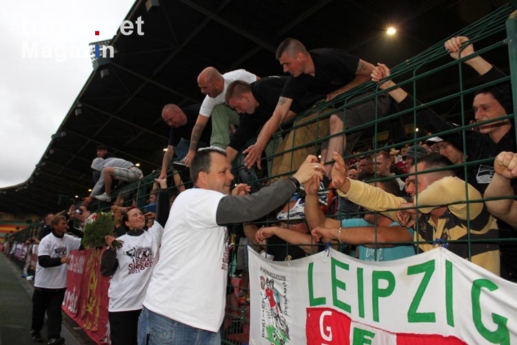 BFC-Teammanager Jörn Lenz (Lenzer) feiert mit den Fans den Pokalsieg