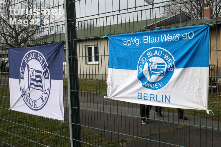 Zaunfahnen beim SV Blau Weiss Berlin