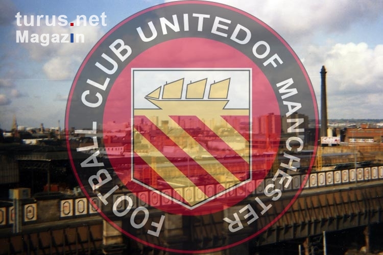 Logo des FC United of Manchester (im Hintergrund Industriegebiet in Manchester)