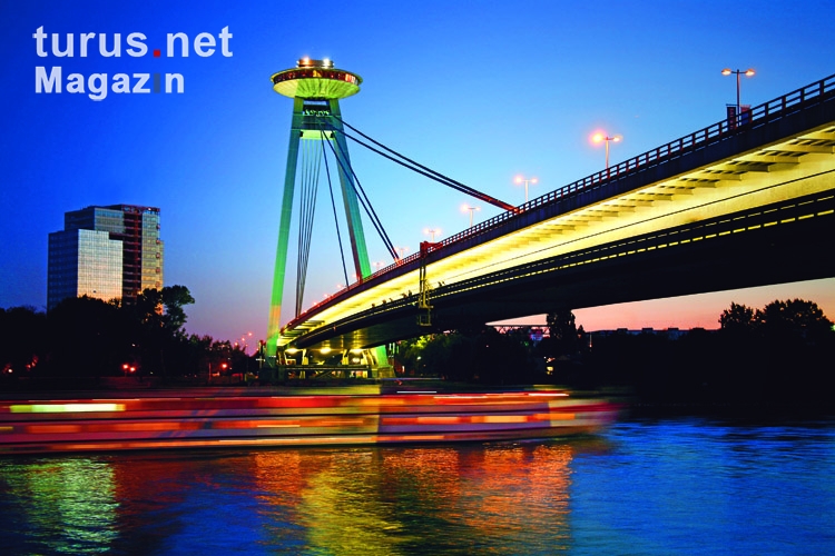 Brücke über die Donau im Abendlicht