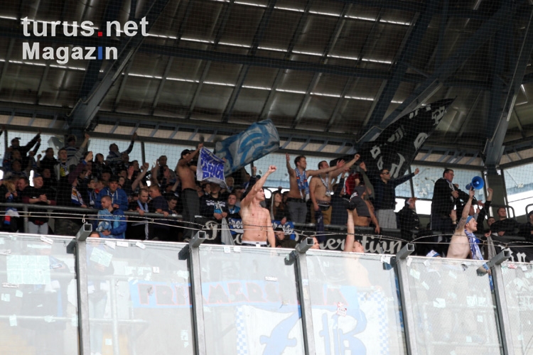 Duisburger Fans feiern Sieg in Rostock