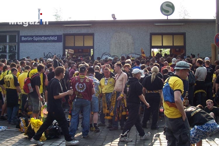 Fans der SG Dynamo Dresden am S-Bahnhof Berlin Spindlersfeld, 2007