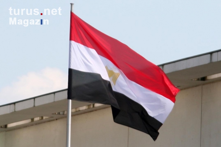 Die Flagge von Ägypten an einem Fahnenmast