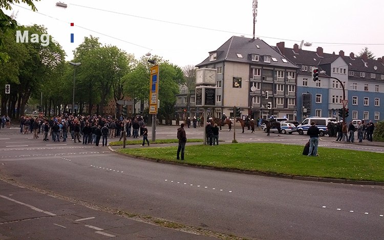 VfL Fans warten auf die Wattenscheider nach dem Spiel