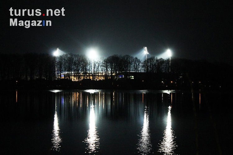 Stadion des 1. FC Nürnberg unter Flutlicht