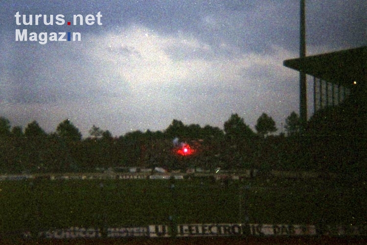 Bengalfackel im Gästeblock des Parkstadions des FC Schalke 04, Anfang 90er Jahre