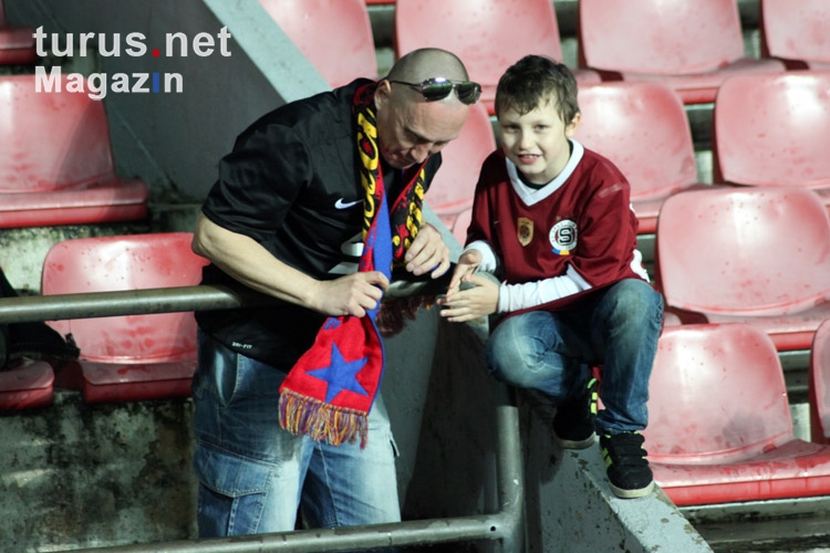 Vater mit Sohn beim Fußball, AC Sparta Praha