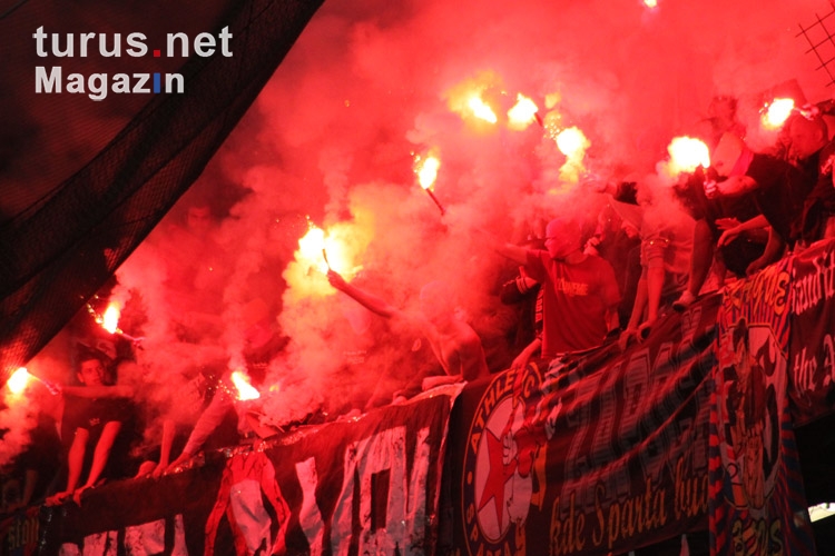 Pyrotechnik im Fanblock des AC Sparta Praha