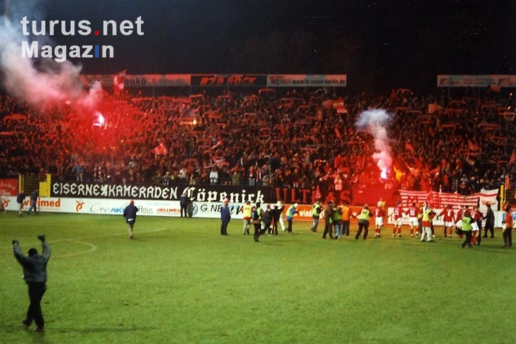 Bengalos bei Union Berlin nach dem Sieg im DFB-Pokal-Viertelfinale 2000/01