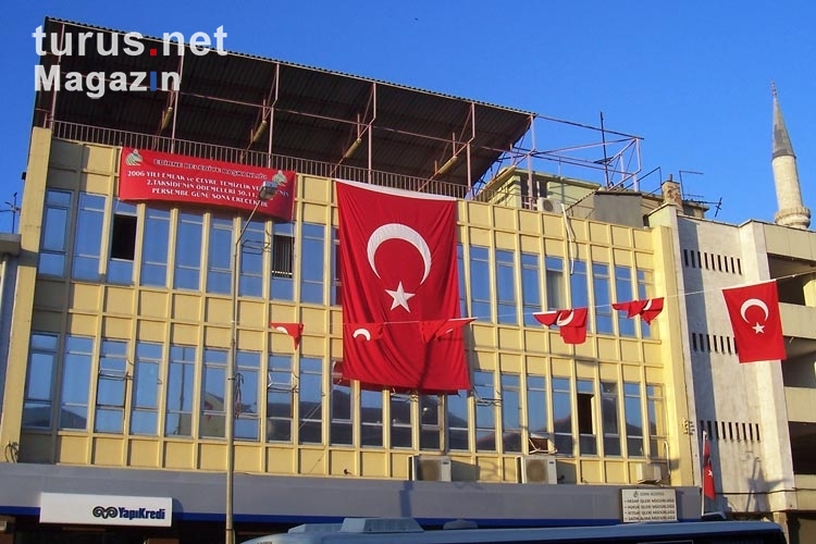 Beflaggtes Edirne - türkische Fahnen in der Innenstadt