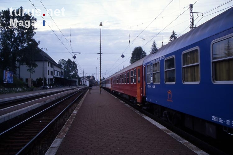 Zug auf dem Bahnhof der slowakischen Stadt Strba