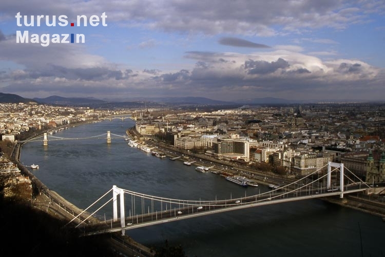 Blick auf die Innenstadt von Budapest und die Donau