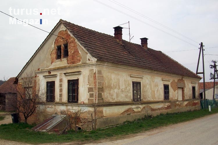 älteres Wohnhaus in einer slowenischen Ortschaft