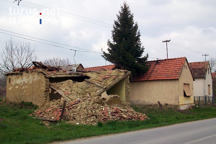 verfallenes Wohnhaus in einer kroatischen Ortschaft