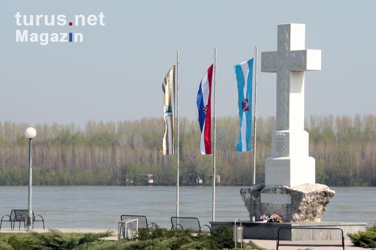 Gedenkkreuz am Fluss Vuka in Vukovar an der Grenze zu Serbien