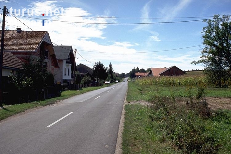 Landstraße in der kroatischen Stadt Krizevci