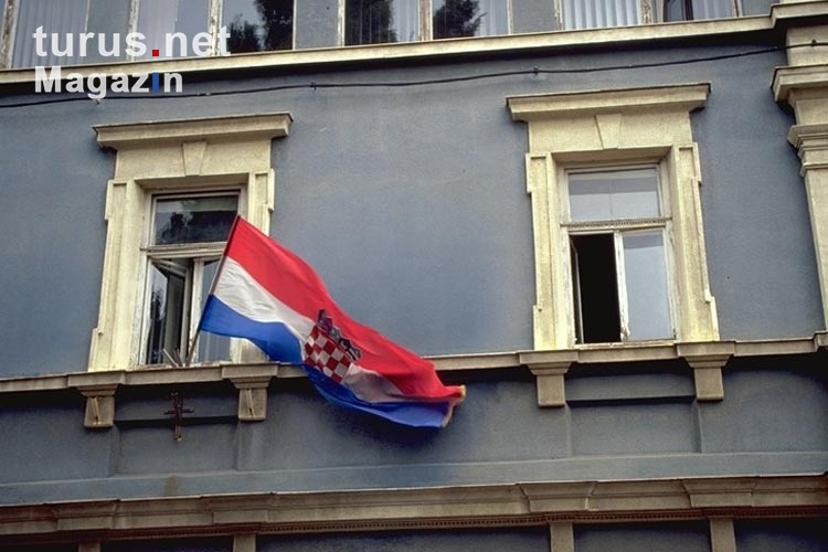 Kroatische Flagge an einem Wohnhaus